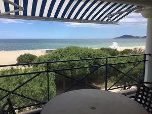 einen Balkon mit Blick auf den Strand in der Unterkunft royal blue in Argelès-sur-Mer