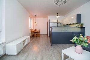 een woonkamer met een keuken en een eetkamer bij Three bedroom apartment with teracce and garden in Moravská Ostrava
