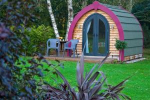 约克Belle Vista Glamping & Camping的庭院内带桌椅的凉亭