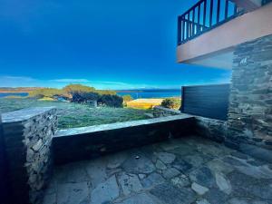 a stone bench in front of a house at Residence Hotel La Pelosetta in Stintino