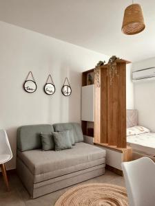 a living room with a couch and a bed at Foleza Studio Apartament-Shengjin in Margjonaj