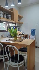 Gallery image of Cozy Apartment Asatti Agate Yellow Vanya Park in Pagedangan