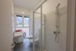 uma casa de banho com um chuveiro, um WC e um lavatório. em Le Case Di Ferdinando em Lecco