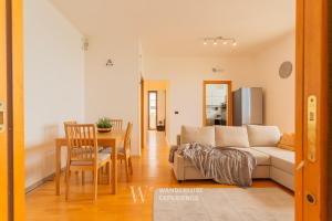- un salon avec un canapé et une table dans l'établissement Portsea Apartment by Wanderlust Experience, à Giovinazzo