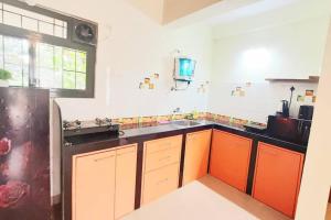 Colva Blossom 2BHK Apartment with Gym,Wifi and 5min walk to the famous Colva Beach的厨房或小厨房