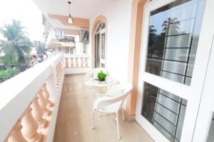 Colva Blossom 2BHK Apartment with Gym,Wifi and 5min walk to the famous Colva Beach的阳台或露台
