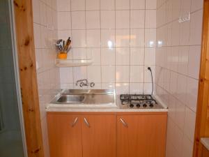a small kitchen with a sink and a counter at Dom wczasowy Fala w Kopalinie in Lubiatowo