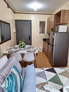 un salon avec une table et une cuisine dans l'établissement Coho The Hermosa - Staycation Studio Unit and Balcony View with Swimming Pool and Open Court access, à Manille 17 autres photos