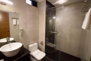 FabHotel Resort De Ashvem في مورجيم: حمام مع دش ومرحاض ومغسلة