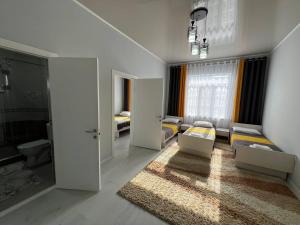 sala de estar con 2 camas y ventana en Гостевой дом Дастан, Guest House Dastan en Bulan Sogottuu
