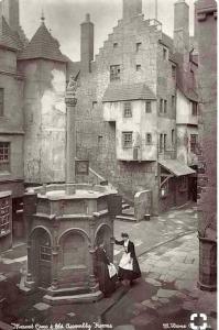 una vecchia foto di due donne in piedi di fronte a un edificio di Bailie Royal Mile Apartment a Edimburgo