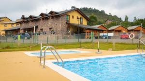 Bazén v ubytování Bungalows Laspaúles nebo v jeho okolí