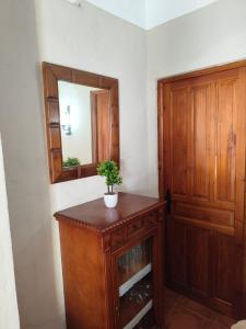 AlmácharにあるCasa Villazo Iの木製ドレッサーと鏡付きの部屋