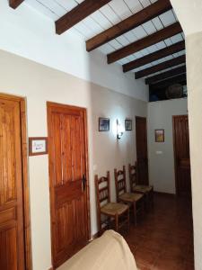 AlmácharにあるCasa Villazo Iの椅子とドアのある部屋