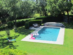 einen Swimmingpool mit einem Flamingo-Spielzeug im Hof in der Unterkunft Maison d'hôtes kerwall in Malville