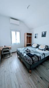 Ένα ή περισσότερα κρεβάτια σε δωμάτιο στο Charmante Maison 2 chambres à Dammarie Les Lys
