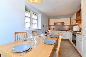 - une cuisine avec une table en bois et des verres à vin dans l'établissement Appartement The Fairytale, à Colmar