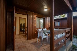 una veranda di una casa con tavolo e sedie di Camping Rural Ria de Arosa 2 a Ribeira
