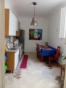 een keuken met een tafel en een eetkamer bij Loggia58 in Trapani