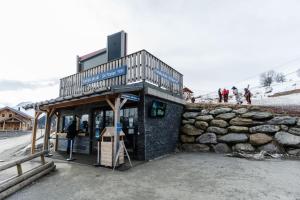 un edificio con un cartello sul fianco di una montagna di Studio pied des pistes a Villarembert Altre 12 foto