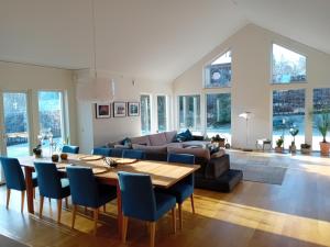 een woonkamer met een tafel en een bank bij Exklusive villa on the coast close to Stockholm in Åkersberga