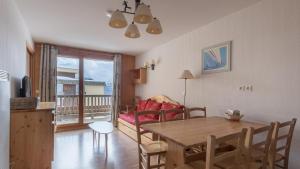 - un salon avec une table et un canapé dans l'établissement B203- Appartement 2 pieces cabine 6 personnes, à Orcières