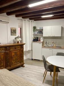 Kuchyň nebo kuchyňský kout v ubytování Polina Studio