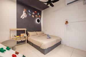 Un pat sau paturi într-o cameră la RetroJazz Kids House 15pax 4Room