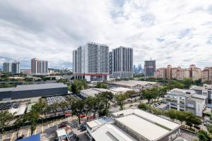 una vista aérea de una ciudad con edificios altos en RetroJazz Kids House 15pax 4Room, en Kuala Lumpur