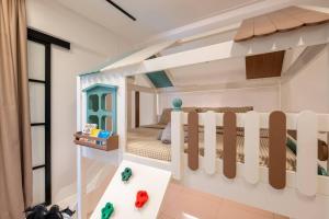 Dormitorio infantil con litera en RetroJazz Kids House 15pax 4Room, en Kuala Lumpur
