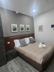 um quarto com uma cama grande num quarto em Crisvan em Bellaria-Igea Marina