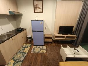 een keuken met een koelkast in het midden van een kamer bij 芭提雅 the grand 12-526 in Jomtien Beach