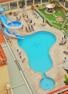 an overhead view of a swimming pool at a resort at Hotel Minas Gerais in Poços de Caldas