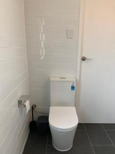 uma casa de banho com um WC branco numa cabina em West End Studio 2 em Brisbane
