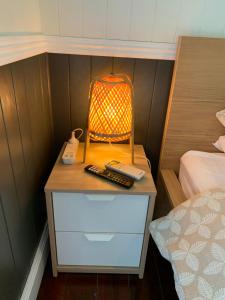 uma mesa com uma cadeira sentada em cima de uma cama em West End Studio 2 em Brisbane