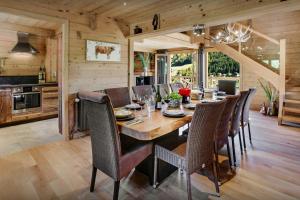 拉克呂薩的住宿－Cristal des Neiges La Clusaz - OVO Network，一间带木桌和椅子的用餐室