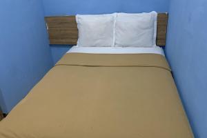 een bed met twee kussens in een kamer bij Bright Batavia in Jakarta