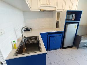 a small kitchen with a sink and a refrigerator at 芭堤雅 the grand 17-360 in Jomtien Beach