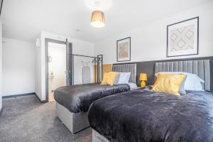 two beds in a room with two beds sidx sidx sidx sidx at 5-Bedroom apartment in Manchester in Whitefield