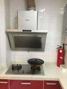 una estufa con un tazón encima en 雅伦之屋 Yailon Aparment, en Nanjing