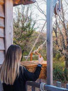 Balkón nebo terasa v ubytování Cabanes du Hérisson, cabanes perchées de standing avec spa