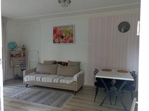 sala de estar con sofá y mesa en Emniyet Sokak Apartment en Alanya