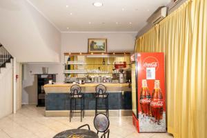 uma loja de refrigerante de cocacola com um bar com bancos e um frigorífico em Hotel Galileo em Rimini