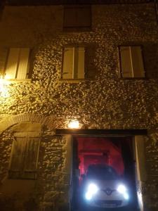 un camión estacionado frente a un edificio por la noche en Le gîte Joyeuse triplette Limoux Carcassonne, en Limoux