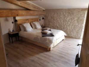 Postel nebo postele na pokoji v ubytování Le gîte Joyeuse triplette Limoux Carcassonne