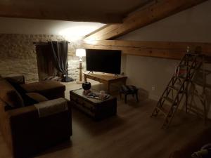 TV a/nebo společenská místnost v ubytování Le gîte Joyeuse triplette Limoux Carcassonne