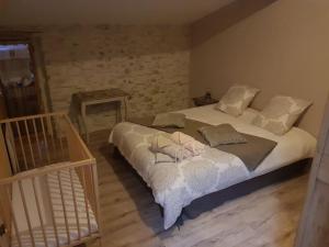 Postel nebo postele na pokoji v ubytování Le gîte Joyeuse triplette Limoux Carcassonne