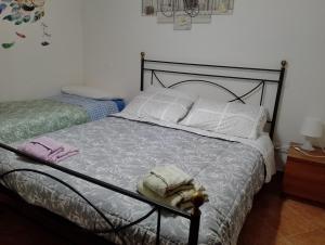 1 dormitorio con 1 cama con sábanas y almohadas blancas en Cinnamon House, en Marco Simone