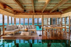 Posezení v ubytování Gili Lankanfushi Maldives