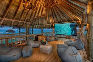 TV a/nebo společenská místnost v ubytování Gili Lankanfushi Maldives